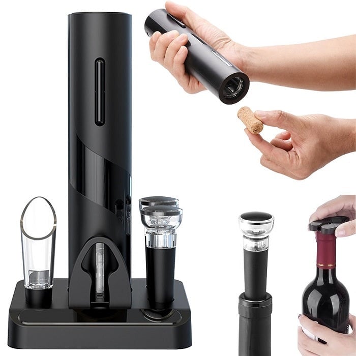 Main utilisant l'ouvre-bouteille électrique avec facilité.